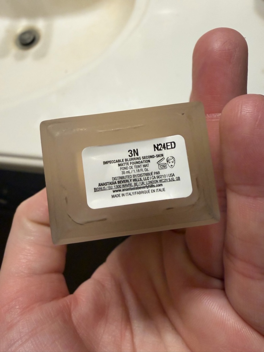 Anastasia Beverly hills  - Impeccable Blurring Second Skin Matte Foundation - Picture 2 of 3
